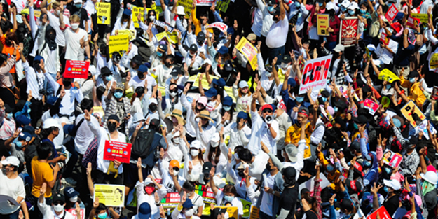 Sular durulmadı! Asya ülkesinde binler sokakta