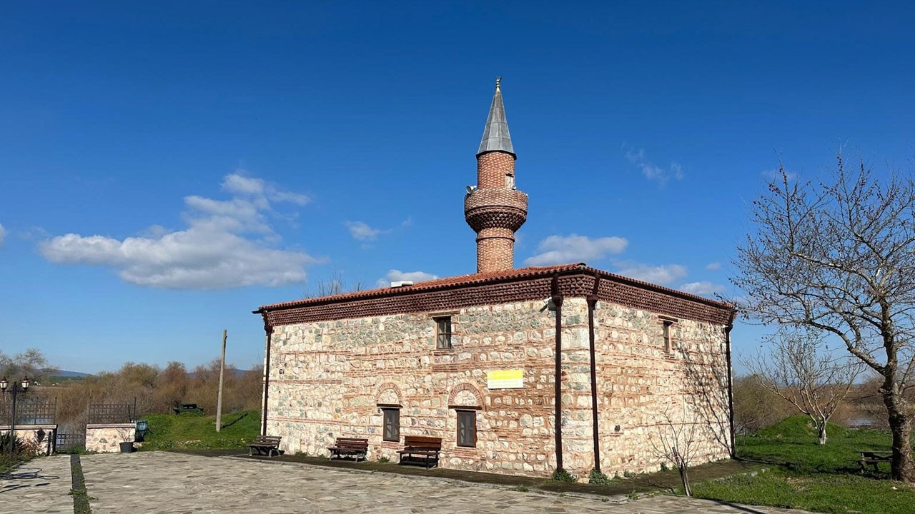 Sular merdivenlere dayandı! 625 yıllık tarihi cami tehlikede