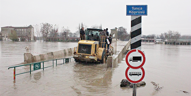 Sular taştı köprüler kapandı