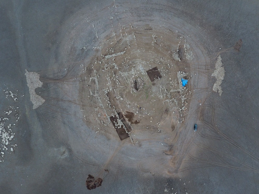 Suların çekilmesiyle ortaya çıkan höyüğün 12 bin yıllık olduğu belirlendi 