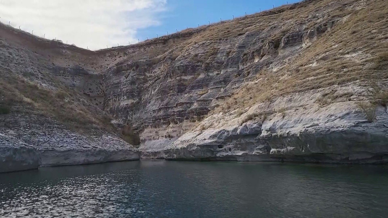 Suların çekilmesiyle ortaya çıktı! O ilimizde 3 bin yıllık kaya yerleşkesi bulundu