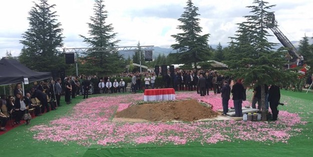 Süleyman Demirel toprağa verildi