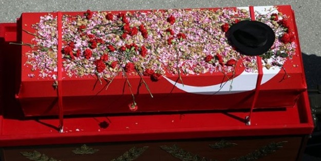 Demirel'in cenazesi havaalanında kaldı!