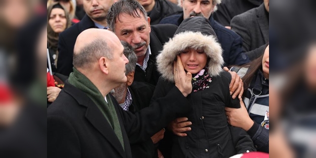 Süleyman Soylu şehit çocuğunun göz yaşını sildi