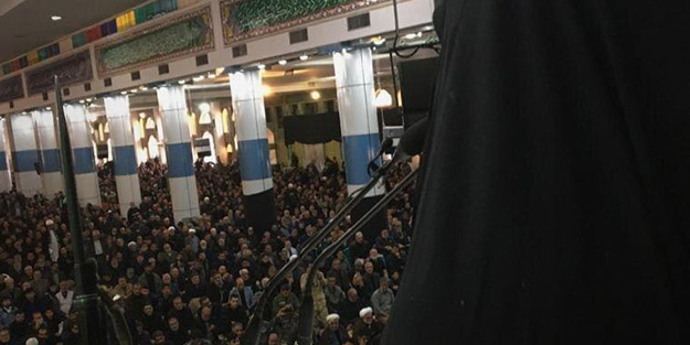 Süleymani’nin kızından, Cuma namazında ABD’ye silahlı mesaj!