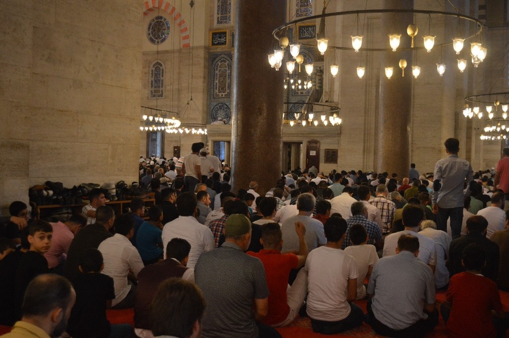 Süleymaniye Camii’nde bayram namazı sonrası sıcak çorba ikramı 