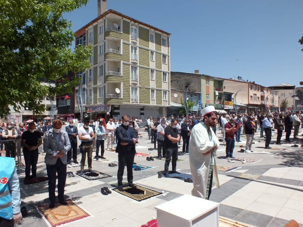 Sultan Alpaslan diyarında cuma namazı kılındı 