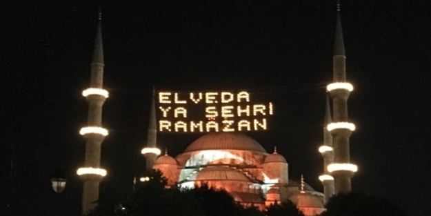 Sultanahmet Camii Türk bayrağı'na büründü
