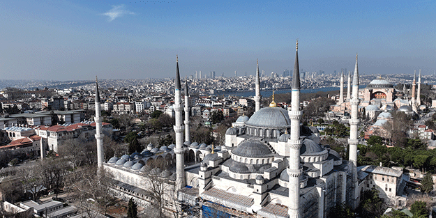 Sultanahmet Camii'nin mahyası asıldı: Hoş Geldin 11 Ayın Sultanı