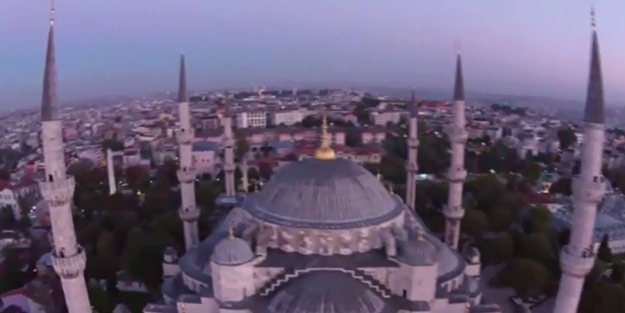 Sultanahmet Camii'nin minaresine drone çarptı