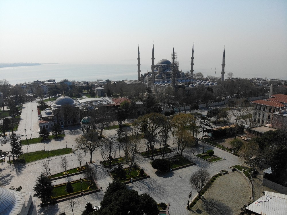 Sultanahmet Meydanı sessizliğe büründü 