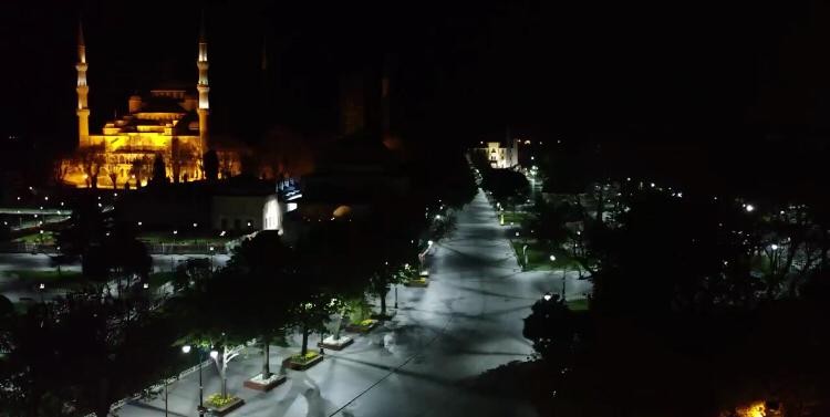 Sultanahmet Meydanı sokağa çıkma kısıtlaması sonrası boş kaldı 