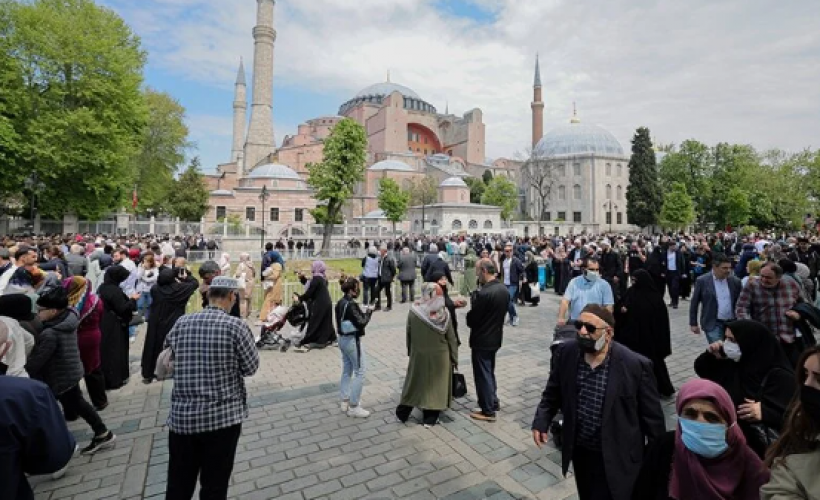 Sultanahmet Meydanı yabancı turistle doldu