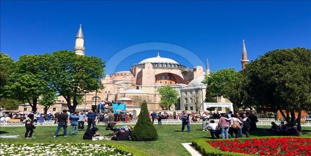 Sultanahmet'e bahar geldi