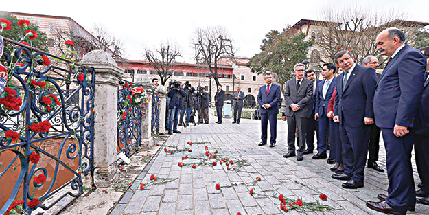 Sultanahmet’e karanfil bıraktılar