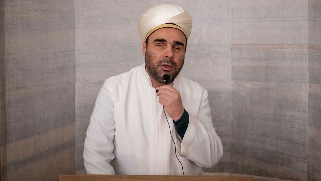 Sultanahmet’in müezzini görmeden gönüllere dokunuyor