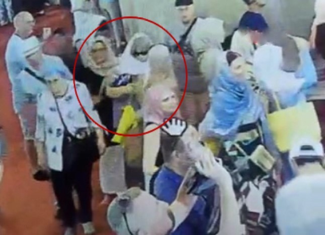 Sultanahmet'te hırsızlık anı kamerada! Kaşla göz arası cüzdanı götürdü!