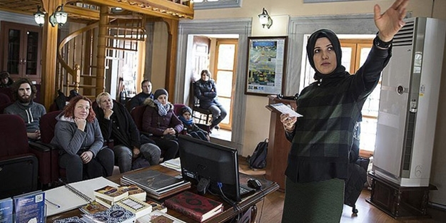 Sultanahmet'te turistlere İslam'ı anlatıyor