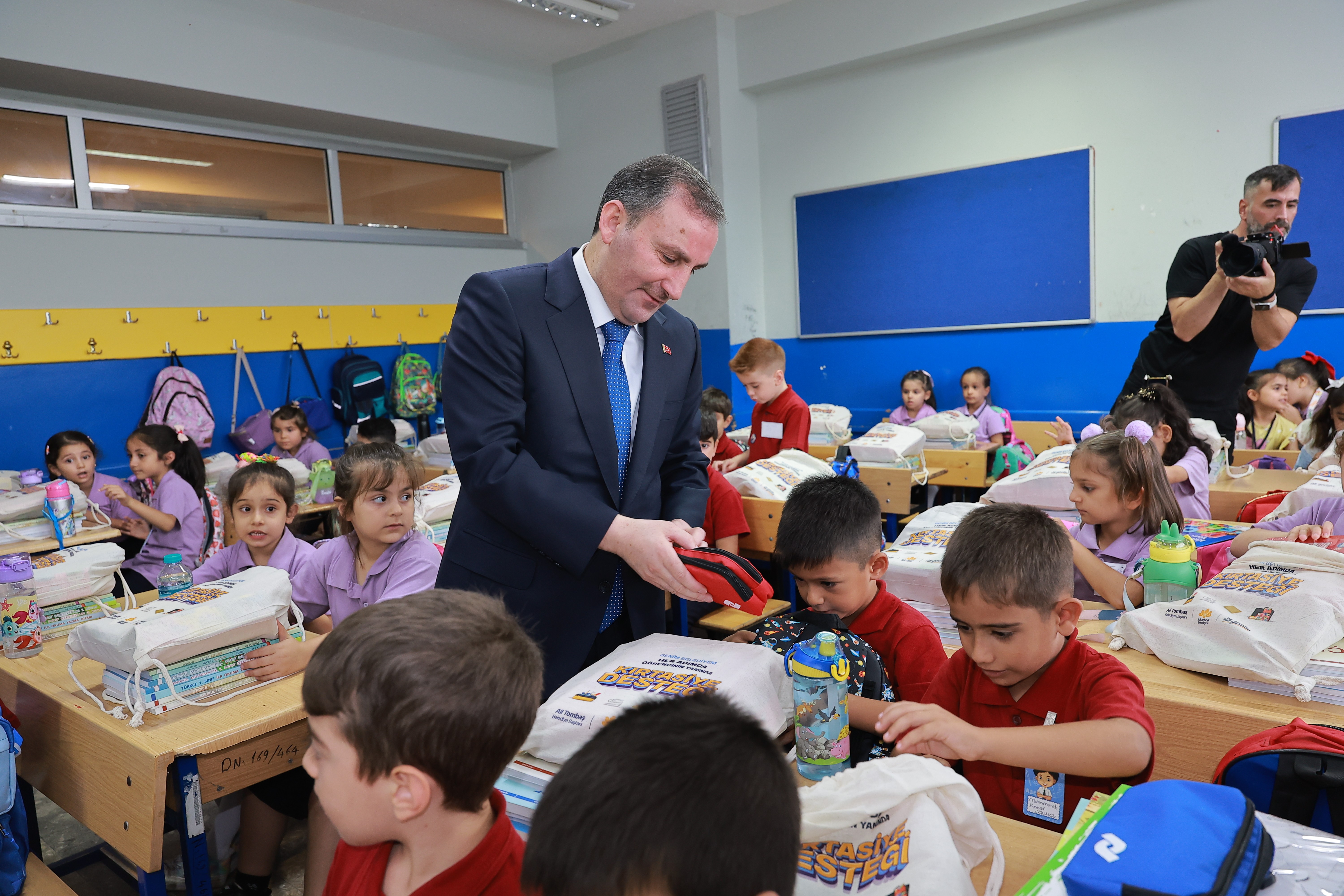 Sultanbeyli Belediyesi'nden okula yeni başlayan tüm öğrencilere ücretsiz kırtasiye seti