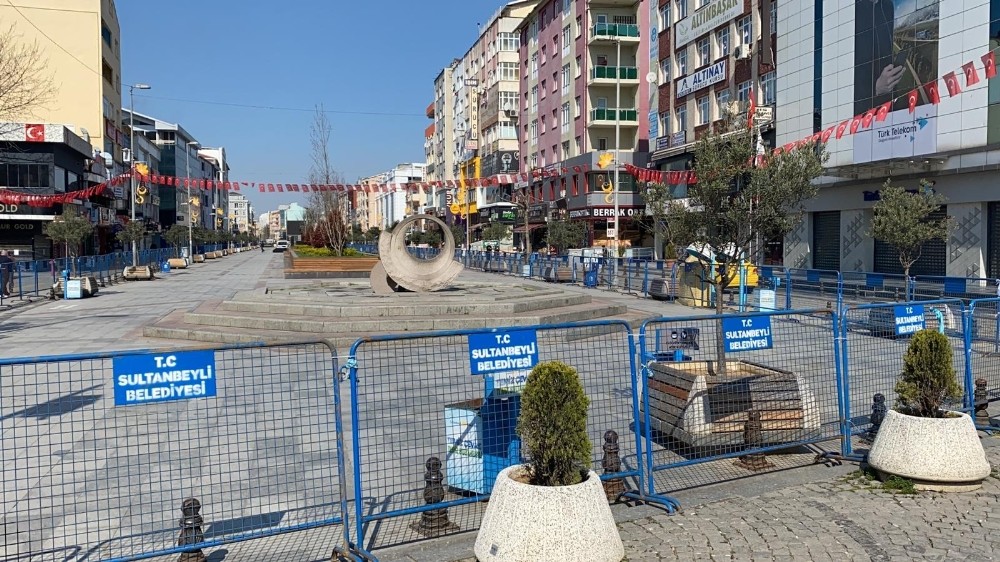 Sultanbeyli Kent Meydanı korona virüs tedbirleri kapsamında yaya trafiğine kapatıldı 