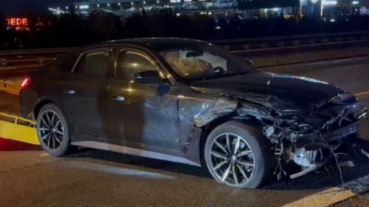 Sultanbeyli TEM Otoyolu'nda Kaza: 2 Otomobil Çarpıştı, 4 Yaralı