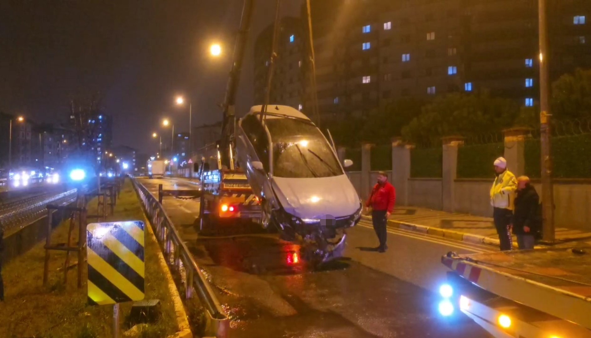 Sultanbeyli'de araç dereye uçtu: 5 yaralı