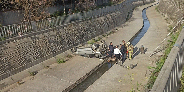 Sultanbeyli'de araç dereye uçtu