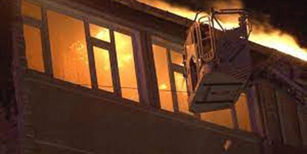 Sultanbeyli'de bir çatı katı cayır cayır yandı!