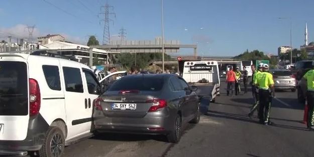 Sultanbeyli'de feci kaza! 3 araç birbirine girdi: Yaralılar var