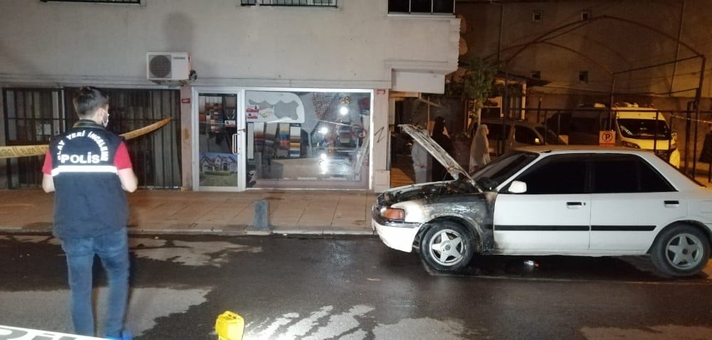 Sultanbeyli’de gece yarısı otomobil kundaklandı 