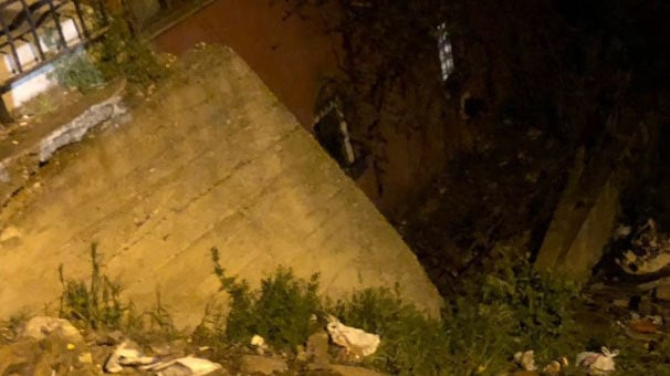 Sultanbeyli’de halı silkeleyen kadın 8 metrelik çukura düştü