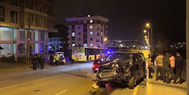 Sultanbeyli’de İETT otobüsü ile otomobil çarpıştı: 4 yaralı