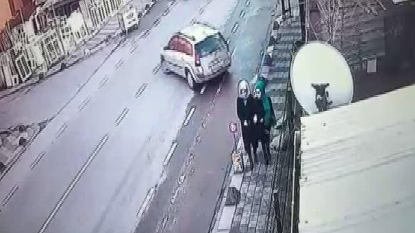Sultanbeyli'de iki genç kızın kıl payı ölümden döndüğü an