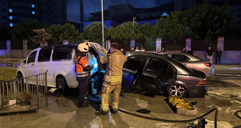 Sultanbeyli’de kaza sonrası feci yangın: Sürücü araçları yakıp kaçtı!