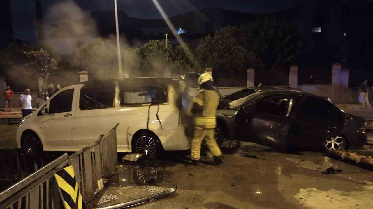 Sultanbeyli'de Kazadan Sonra Alev Alan Otomobilde Arbede