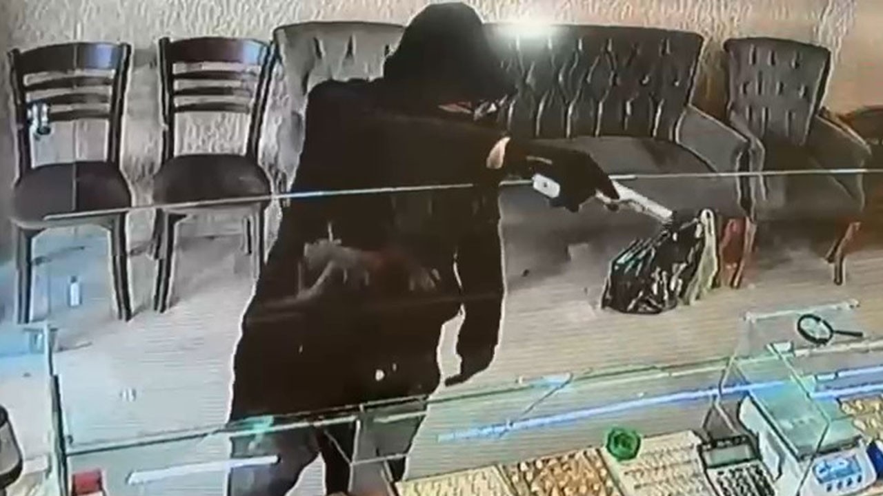 Sultanbeyli’de kuyumcuda silahlı soygun girişimi! Korku dolu anlar kamerada