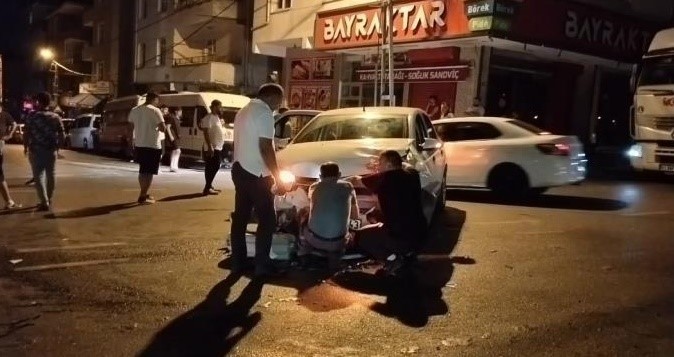 Sultanbeyli'de ters yönde ilerleyen otomobil seyir halindeki araca çarptı