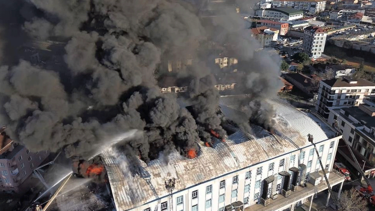 Sultanbeyli'yi saran duman böyle görüntülendi