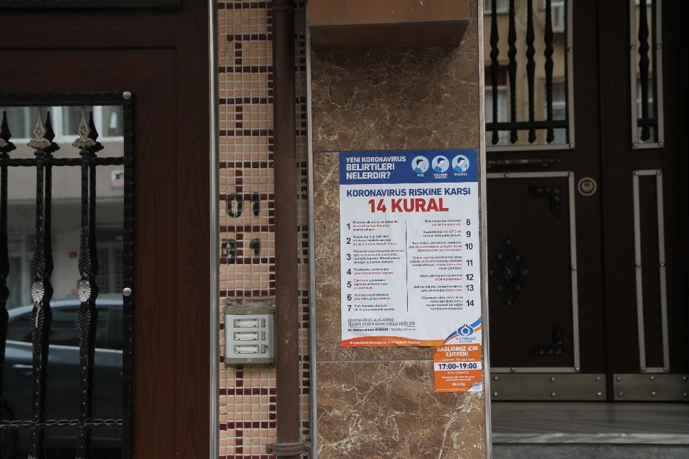 Sultangazi’de apartman girişlerine korona virüs bilgilendirmesi 