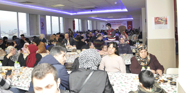 Sultangazi'de depremzedelere her gün iftar