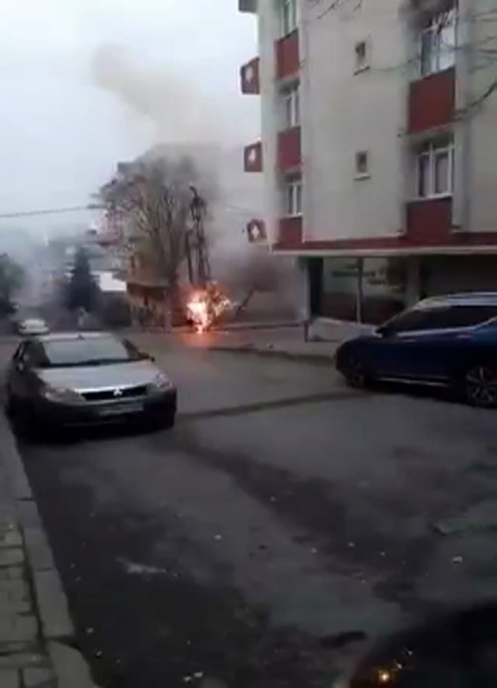 Sultangazi’de elektrik kabloları havai fişek gibi patladı 
