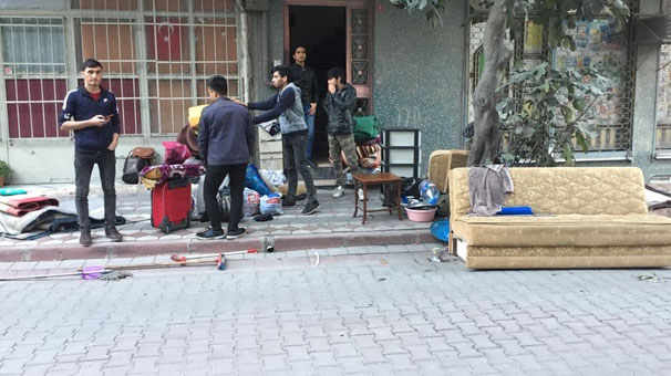 Sultangazi'de ev sahibi Pakistanlı mültecileri eşyalarıyla birlikte sokağa attı