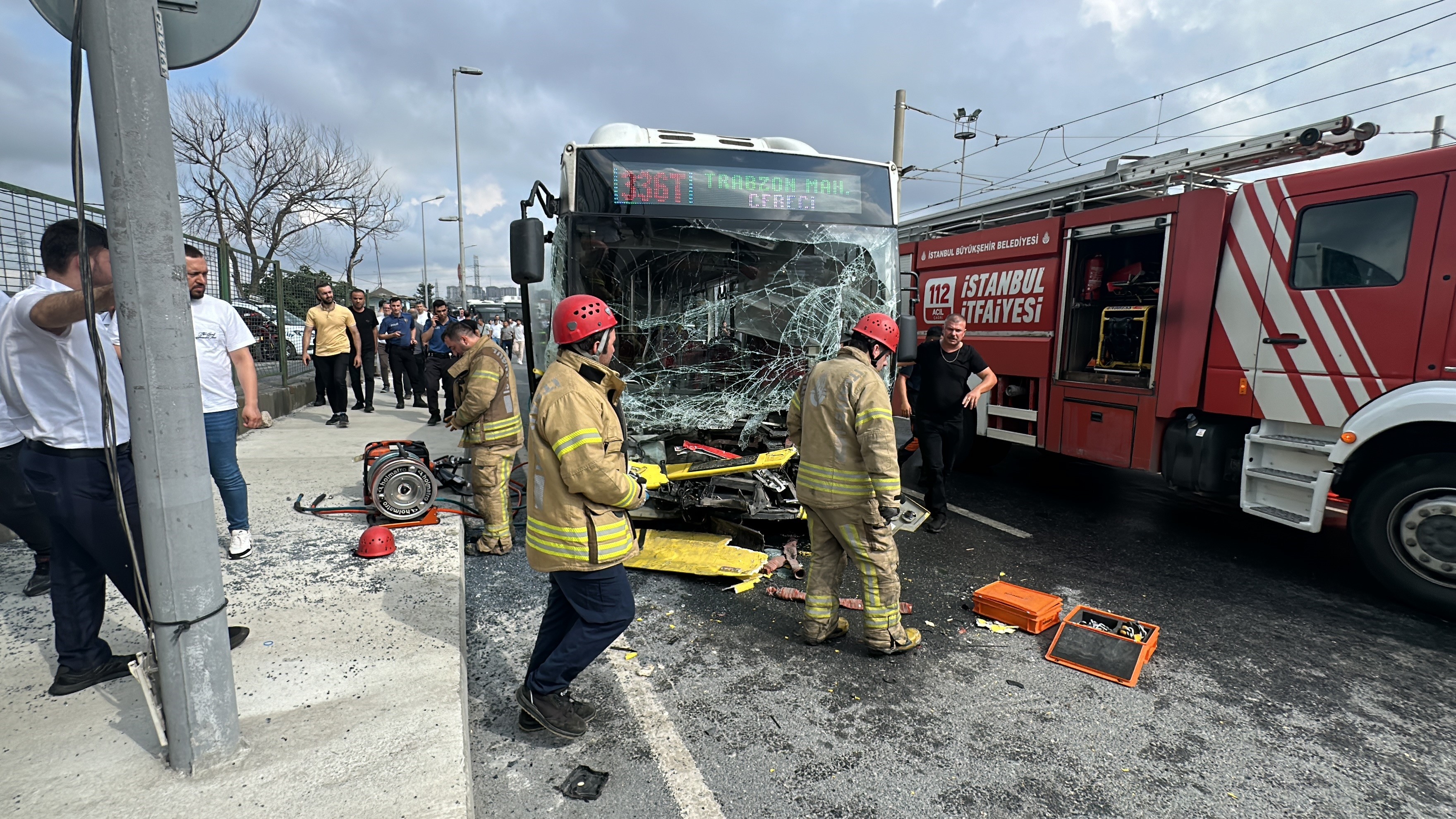 Sultangazi'de İETT otobüsü park halindeki tıra arkadan çarpt