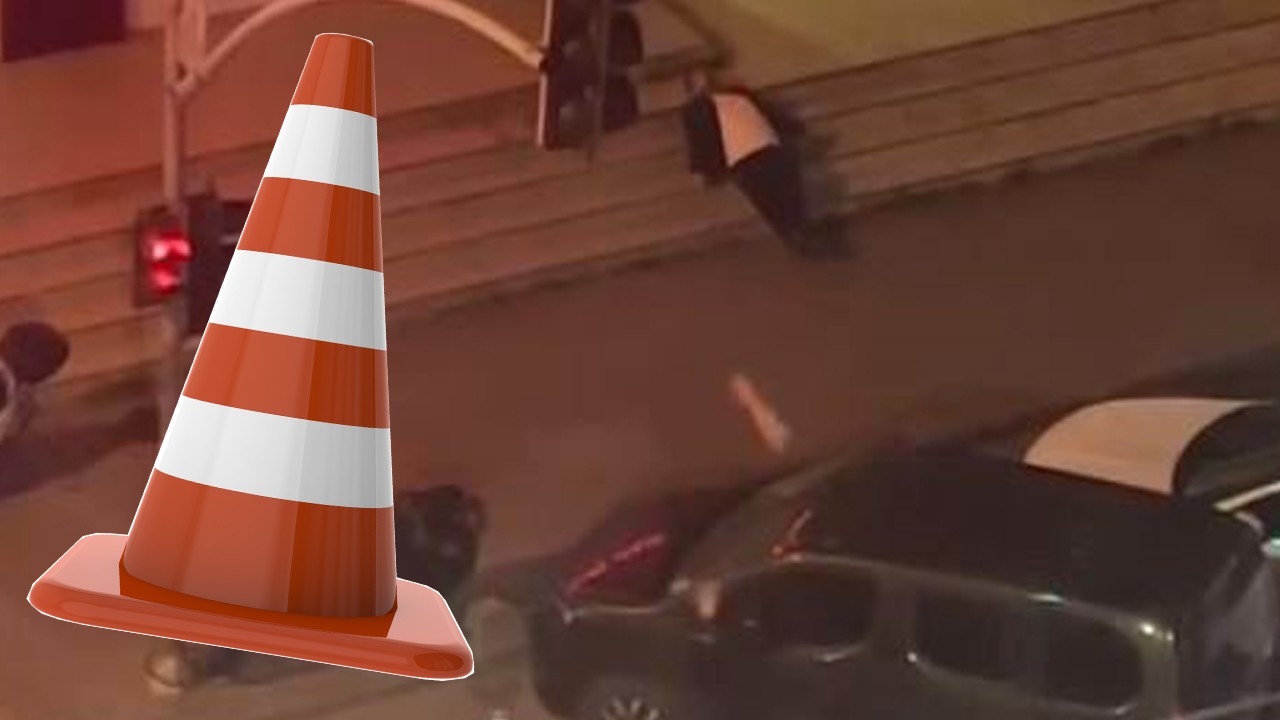 Sultangazi'de ilginç anlar! Merdivenlerde uyuya kalan şahsı dubayla uyandırmaya çalıştı