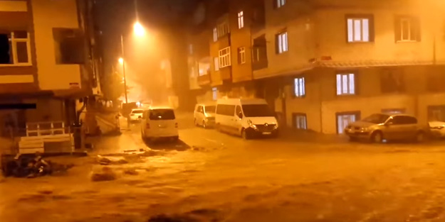 Megakenti dolu vurdu! Kaldırımlar sele dayanamadı