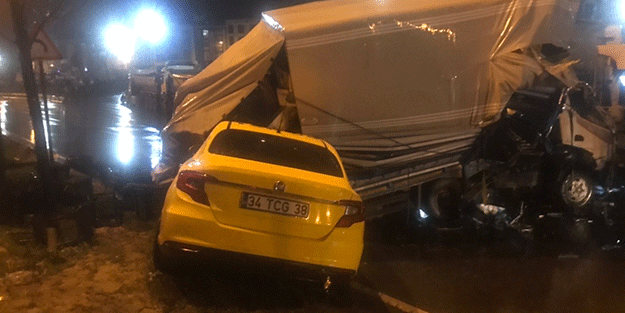 Sultangazi’de kamyon ticari taksinin üstüne devrildi