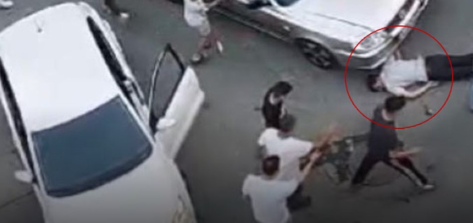 Sultangazi'de korkutan görüntü: Tek yumrukla yerde kaldı!