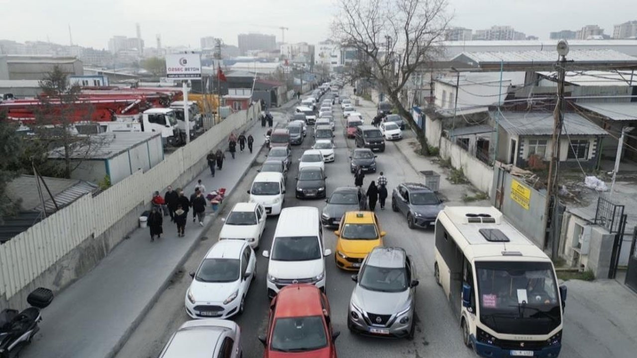 Sultangazi’de mezar ziyareti trafiği! Kuyruk metrelerce uzadı
