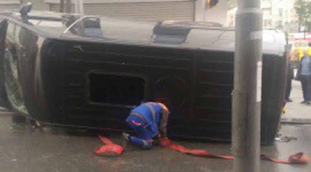 Sultangazi'de minibüs öğrenci servisine çarptı