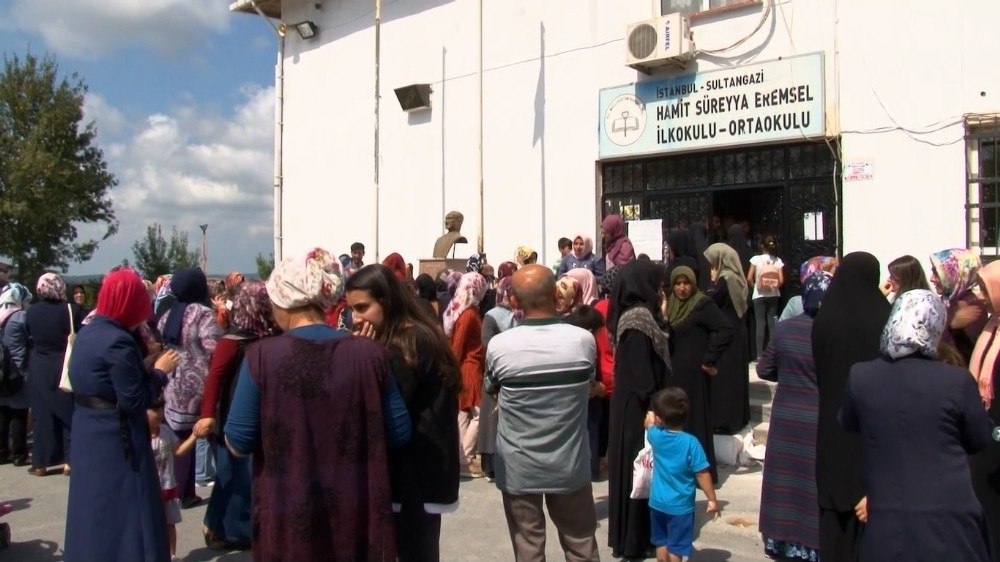 Sultangazi’de okul önünde velilerden protesto 
